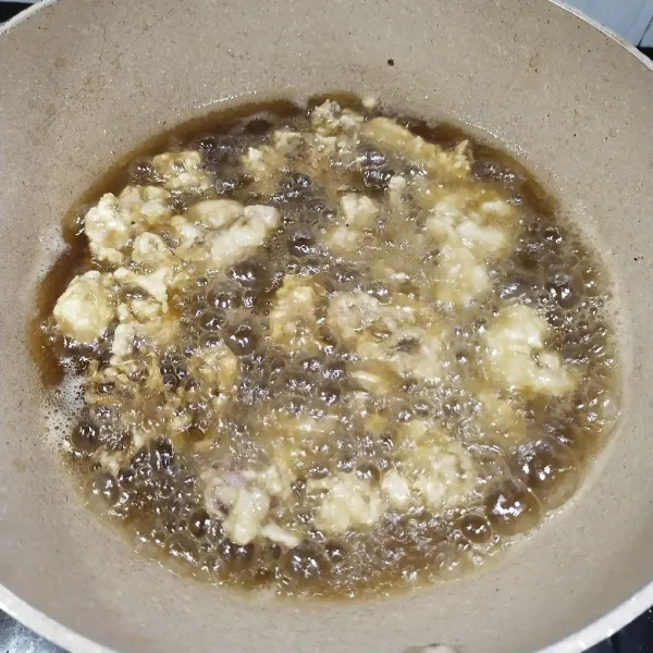 Goreng cumi dengan minyak panas sampai terlihat renyah kecoklatan