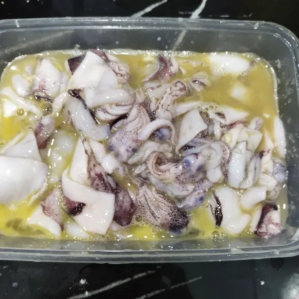 Keluarkan cumi dari kulkas. Masukkan 1 btr telur. Aduk rata