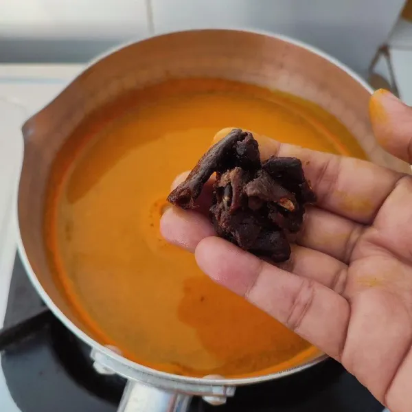 Tambahkan sisa air dan asam jawa, masak dengan api kecil.