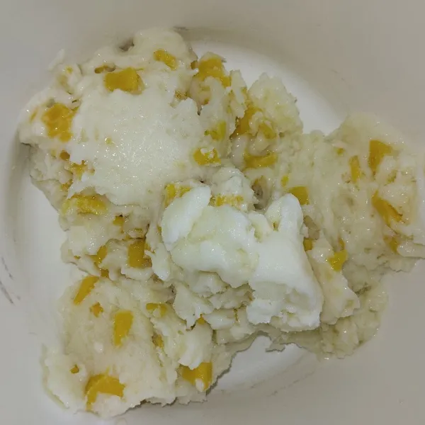 Setelah beku ± 8jam, keluarkan dari wadah, pindahkan ke bowl mixer
