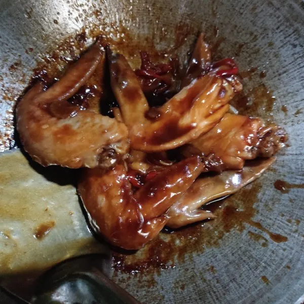 Masukkan sayap ayam, aduk rata dan masak hingga matang dan bumbu meresap. Cek rasaa dan siap untuk di sajikan.