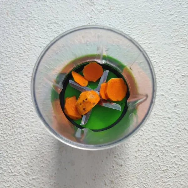 Kupas kunyit, kemudian blender dengan sedikit air hingga halus. Boleh juga diparut.