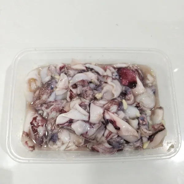 Cuci bersih cumi. Aduk rata cumi, bawang putih, merica, kaldu bubuk dan garam. Simpan didalam kulkas beberapa jam ( semalam)