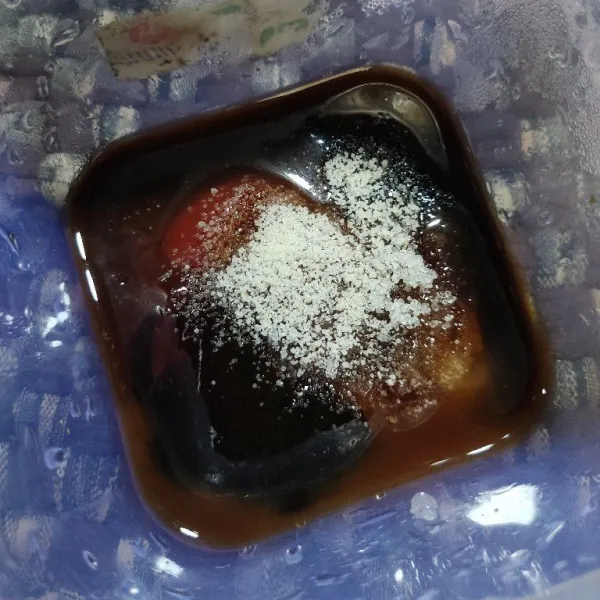 Campur semua bahan saos, aduk rata.