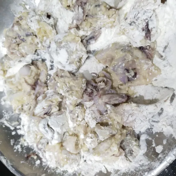Gulingkan cumi ke dalam tepung , remas sambil di cubit 2 supaya tepung terlihat keriting