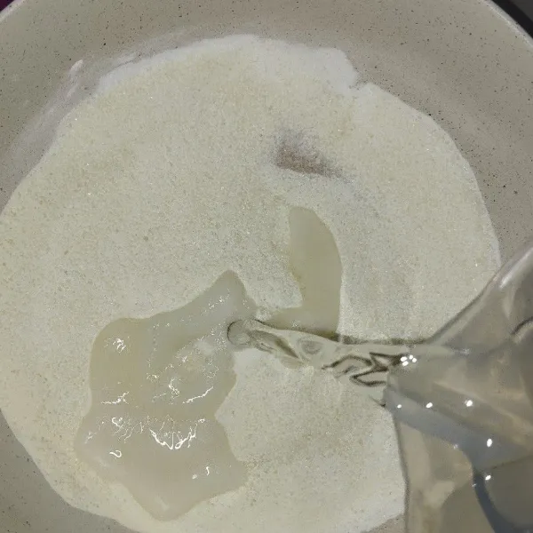 Tuang air, aduk rata