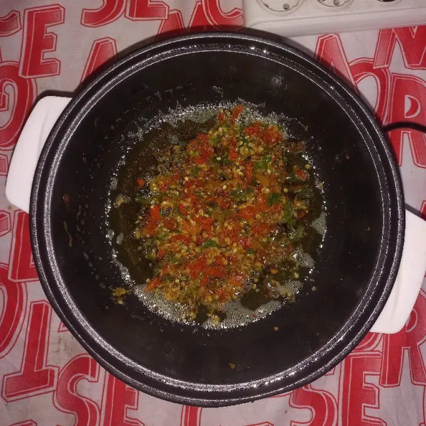 Masukan rawit & bawang merah, oseng sebentar