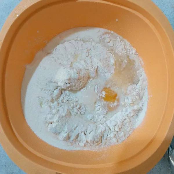 Siapkan wadah, masukkan semua bahan utama, aduk rata.