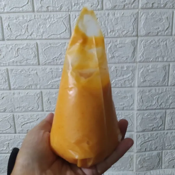 Campur semua bahan saus mentai, masukkan ke dalam piping bag.