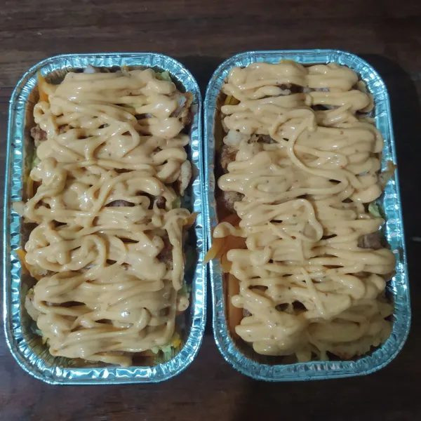 Masukkan ke dalam piping bag, lalu semprotkan sebagai toping.
