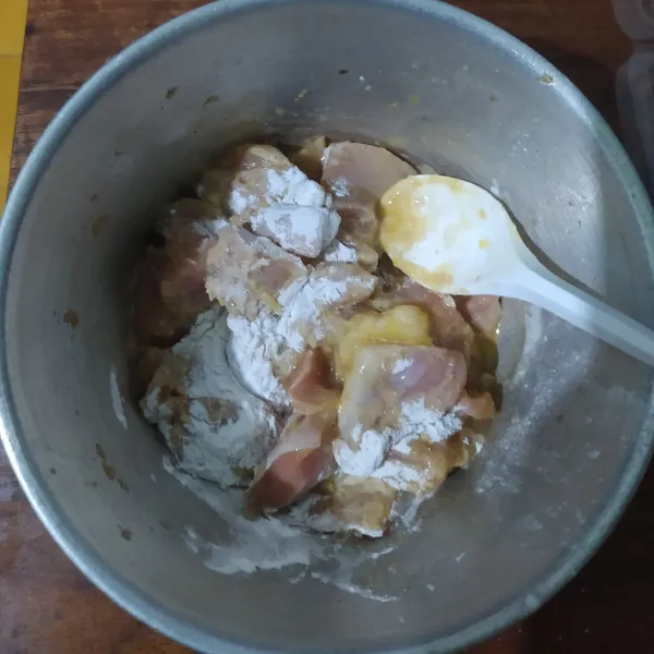 Marinasi ayam fillet dengan kecap asin, jahe parut, lada bubuk, kaldu jamur, garam, dan gula aren. Masukkan telur dan tepung maizena, aduk rata dan diamkan selama minimal 1 jam.