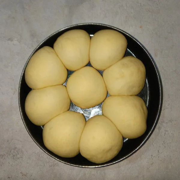 Timbang adonan dengan berat 40-45 gram atau sesuai selera.