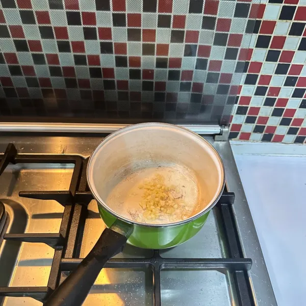 Tumis bawang putih hingga harum.