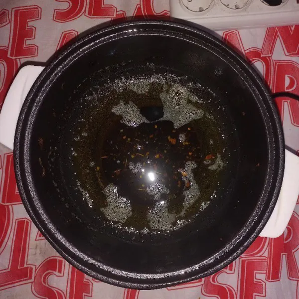 Panaskan minyak goreng sampai benar-benar panas.