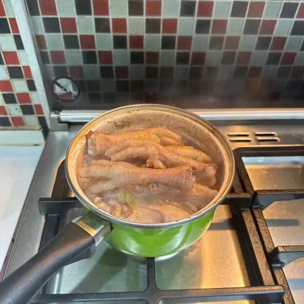 Rebus ceker dengan seruas jahe, hingga empuk dan buang airnya cuci kembali.