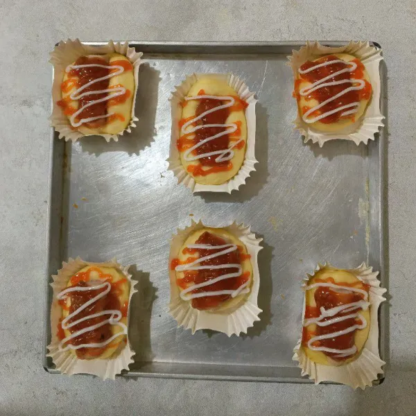 Semprotkan dengan saus tomat, saus sambal dan mayones. Beri taburan oregano.