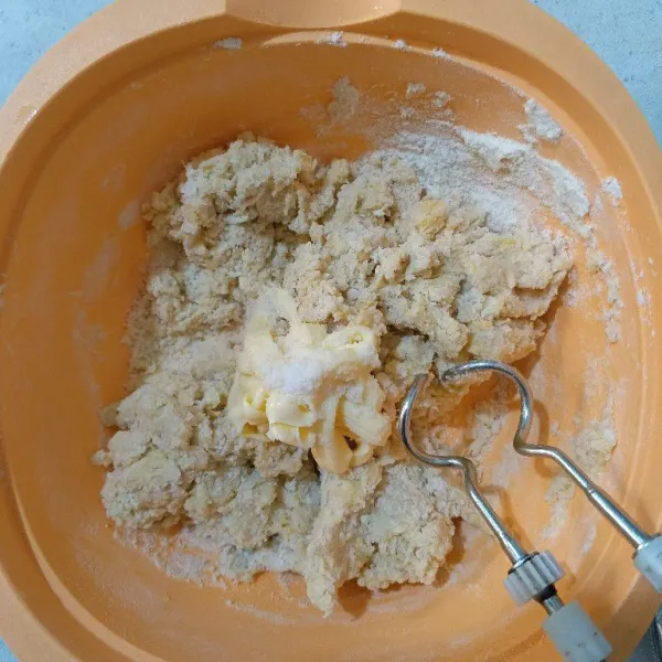 Tambahkan bahan A. Mixer dengan kecepatan tinggi hingga adonan kalis elastis.