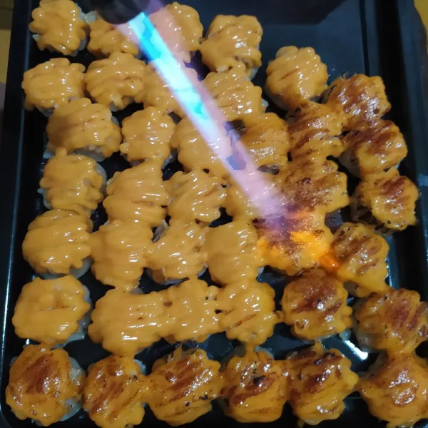 Semprotkan di atas siomay lalu torch dengan flame gun sampai ada aroma smokey.