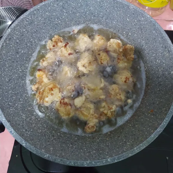 Goreng hingga matang, lakukan 2x penggorengan supaya lebih crunchy.