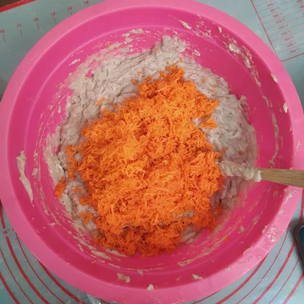 Pindahkan ke wadah, masukkan ½ parutan wortel, aduk rata.