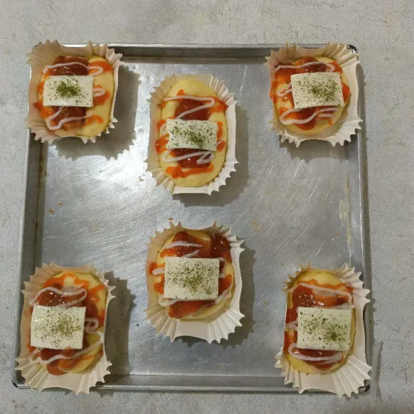 Tambahkan potongan keju slice ditengah sosis, beri peterseli kering diatas keju.