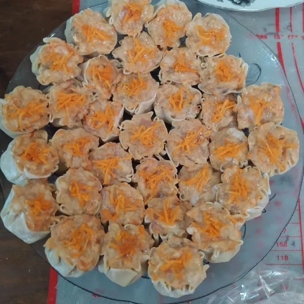 Beri parutan wortel di atasnya.