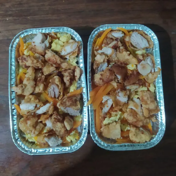 Beri orak-arik wortel dan chicken karaage yang sudah dipotong-potong.