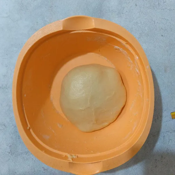 Istirahatkan adonan selama 45 menit atau 1 jam sampai mengembang dua kali lipat.