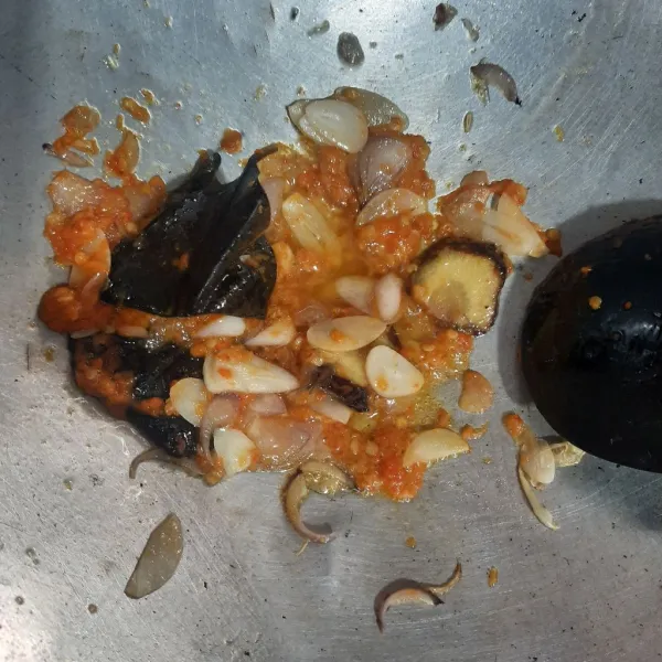 Tumis bawang merah, bawang putih, cabai, salam, dan lengkuas sampai harum.
