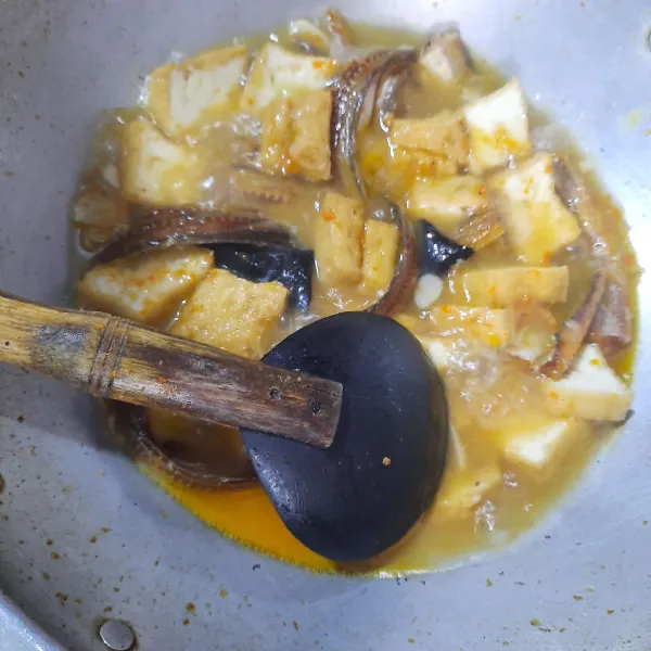 Kemudian beri garam, gula, dan kaldu bubuk.