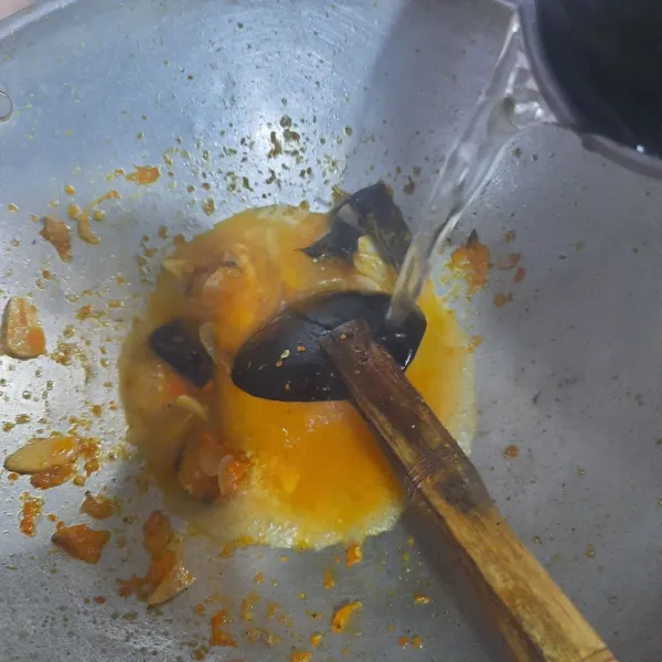 Kemudian tambahkan sedikit air.