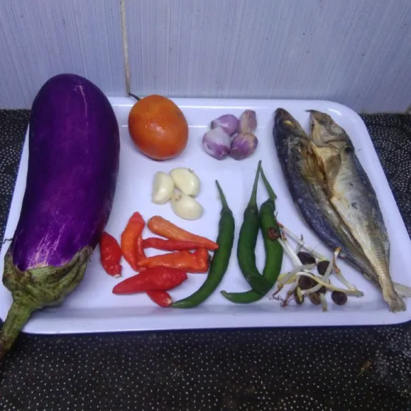 Siapkan bahan yang dibutuhkan.