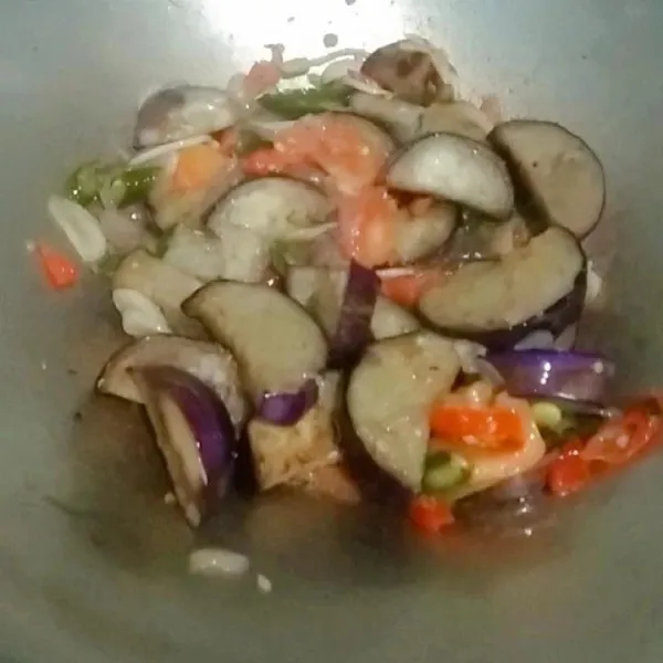 Masukan terong dan ikan asin tambah bumbu merica dan gula koreksi rasa jika dirasa pas siap untuk dihidangkan.