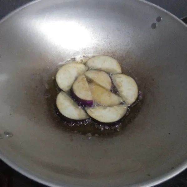 Potong terong sesuai selera dan goreng.