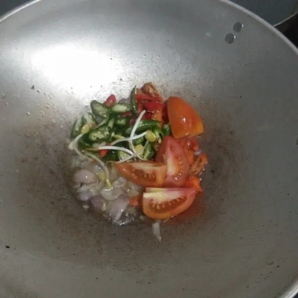 Tumis bahan yang sudah dicincang tumis hingga harum.