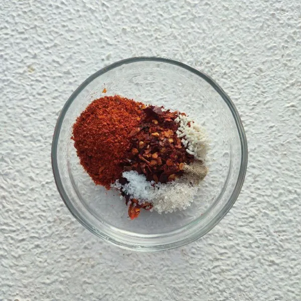 Masukkan semua bahan chilli oil kecuali bawang dan minyak, aduk rata.