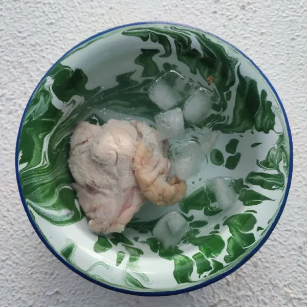 Angkat ayam, celupkan ke dalam air es (± 3 menit). Kemudian suwir-suwir.