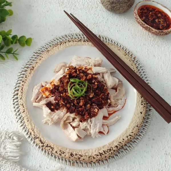 Campur ayam rebus dan chilli oil, sajikan.