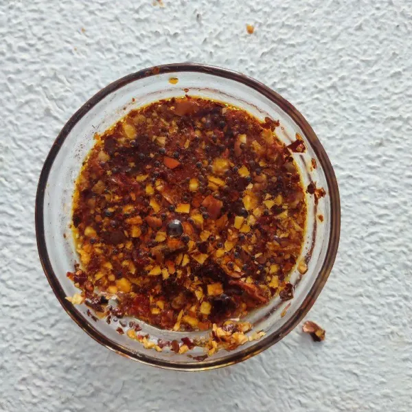 Tuang ke dalam campuran cabe bubuk, aduk rata dan koreksi rasa.
