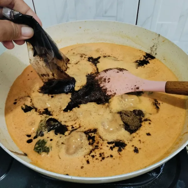 Masukan seasoning, lalu aduk merata.