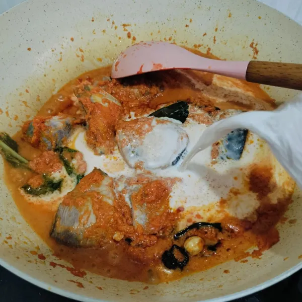 Masukan santan encer dan santan kental masak hingga mendidih.