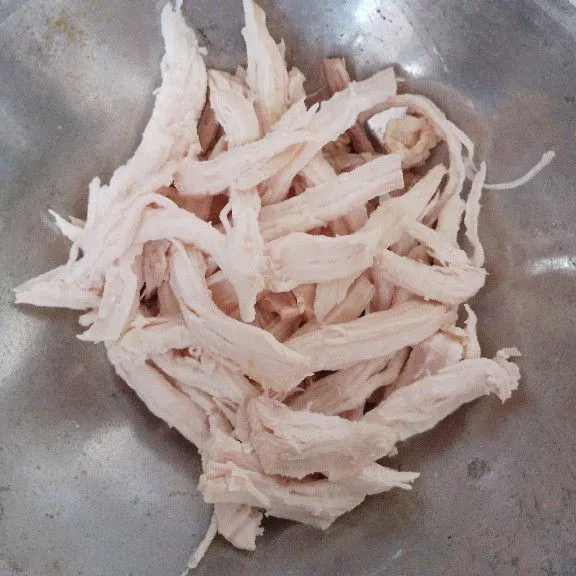 Beralih ke dada ayam yang sudah direbus tadi, suwir-suwir sesuai selera.