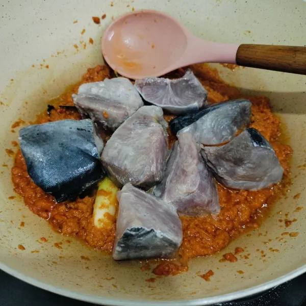 Masukan ikan yang sudah dilumuri dengan garam dan perasan jeruk nipis.