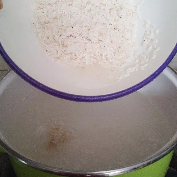 Masukkan beras ke dalam kaldu, masak sambil aduk sesekali hingga mengental.