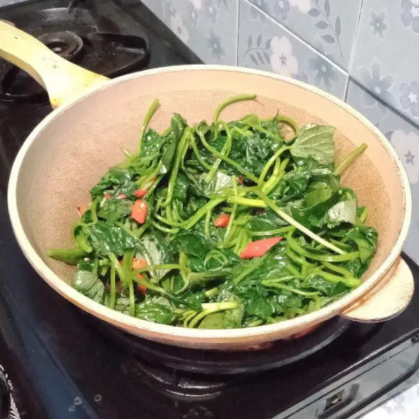 Kemudian masukkan daun ubi lalu aduk-aduk hingga tercampur merata, tunggu hingga bumbu meresap sempurna.