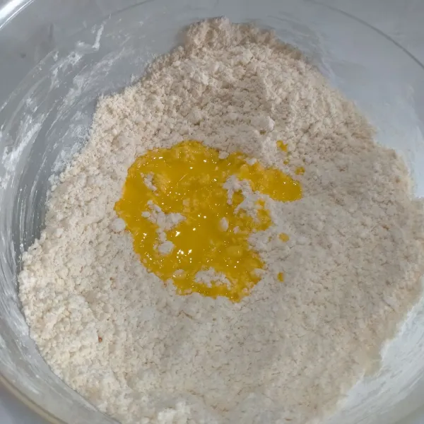 Masukan margarin cair,aduk rata