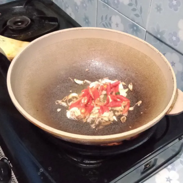 Tumis bawang merah dan bawang putih sampai harum. Setelah harum lalu masukkan cabe keriting merah.