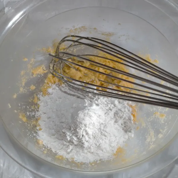 Masukan tepung tapioka dan kocok kembali hingga rata