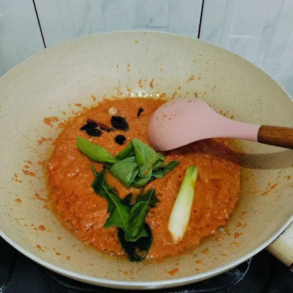 Tumis bumbu halus hingga harum lalu masukkan bumbu cemplung.