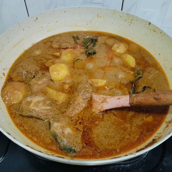 Koreksi rasa, masak hingga kuah santan berbeda kalio yang sudah mengeluarkan minyak dan mengental dan siap dinikmati.